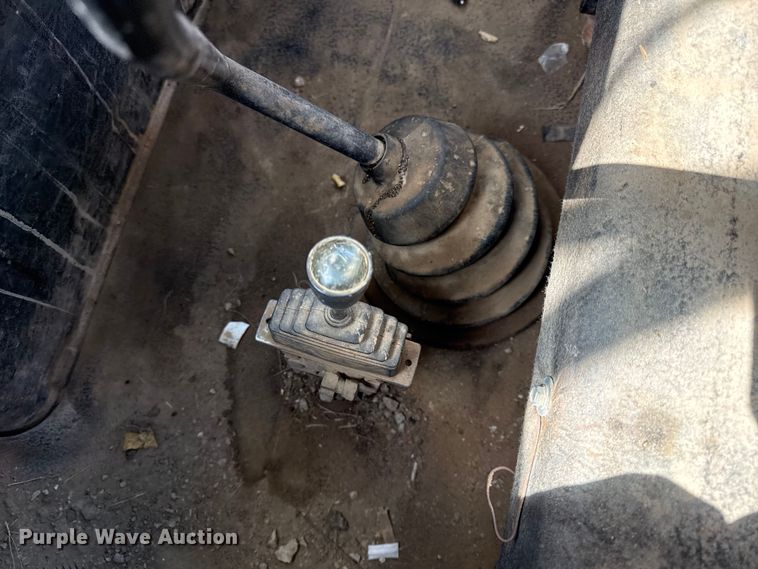 image for item DZ4425 2004 International 4300 digger derrick truck