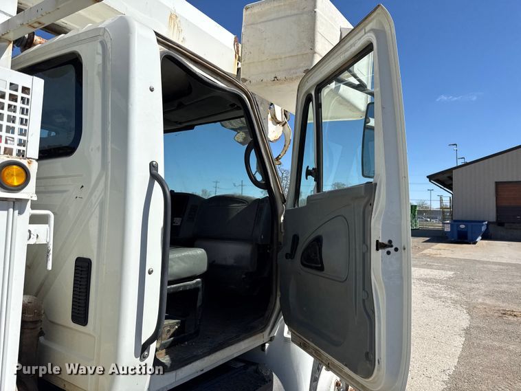 image for item DZ4425 2004 International 4300 digger derrick truck