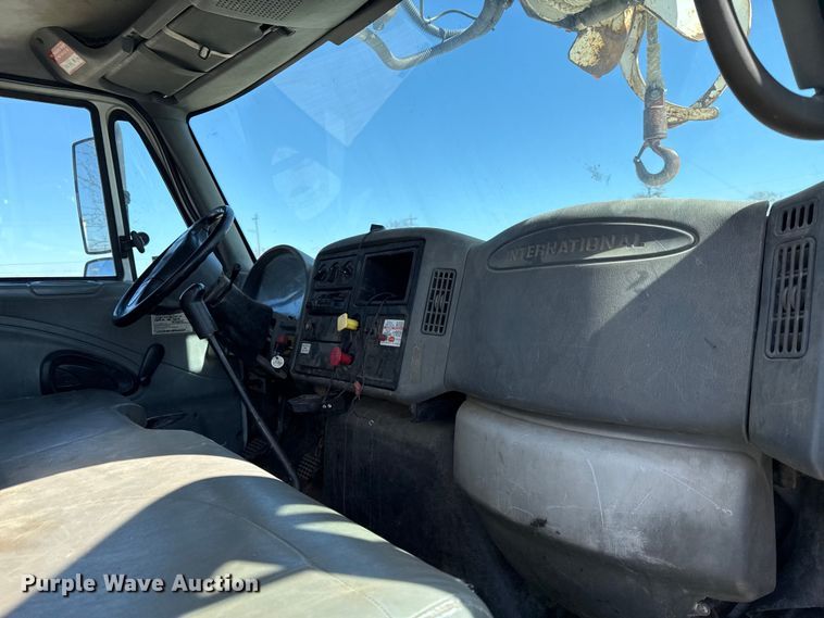 image for item DZ4425 2004 International 4300 digger derrick truck