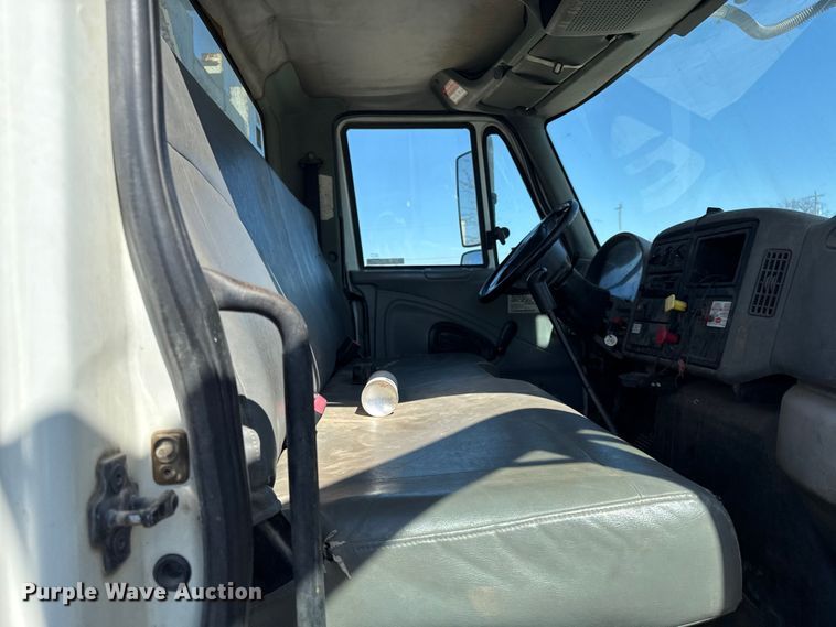 image for item DZ4425 2004 International 4300 digger derrick truck