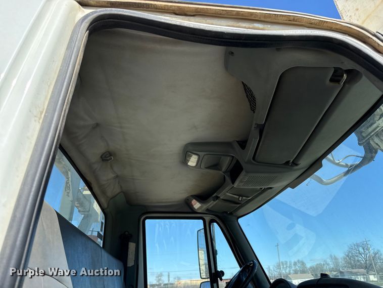 image for item DZ4425 2004 International 4300 digger derrick truck