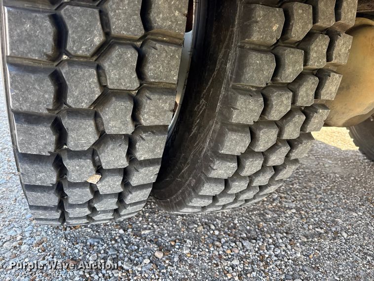 image for item DZ4425 2004 International 4300 digger derrick truck