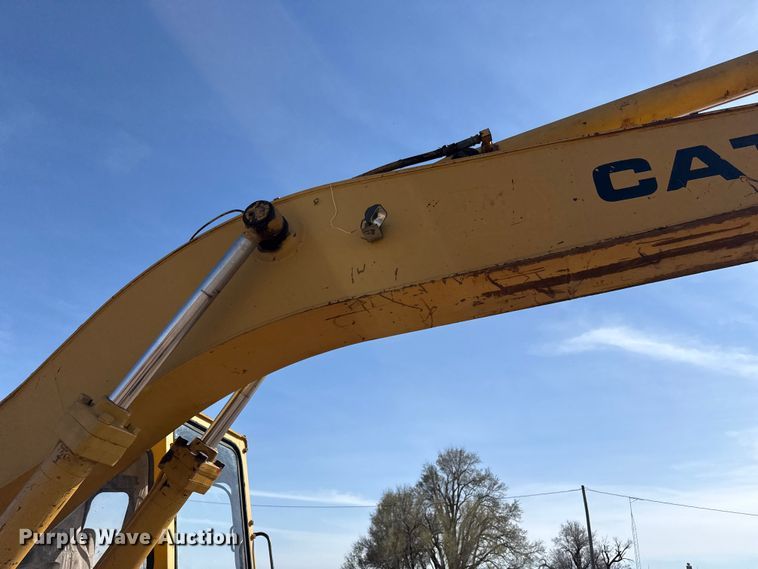 image for item DZ5260 1990 Caterpillar E240 excavator