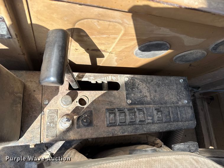 image for item DZ5260 1990 Caterpillar E240 excavator