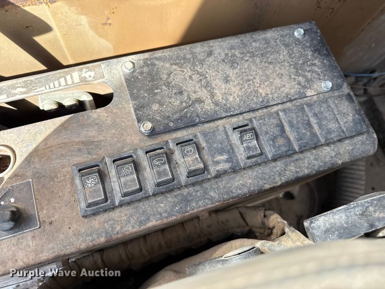 image for item DZ5260 1990 Caterpillar E240 excavator