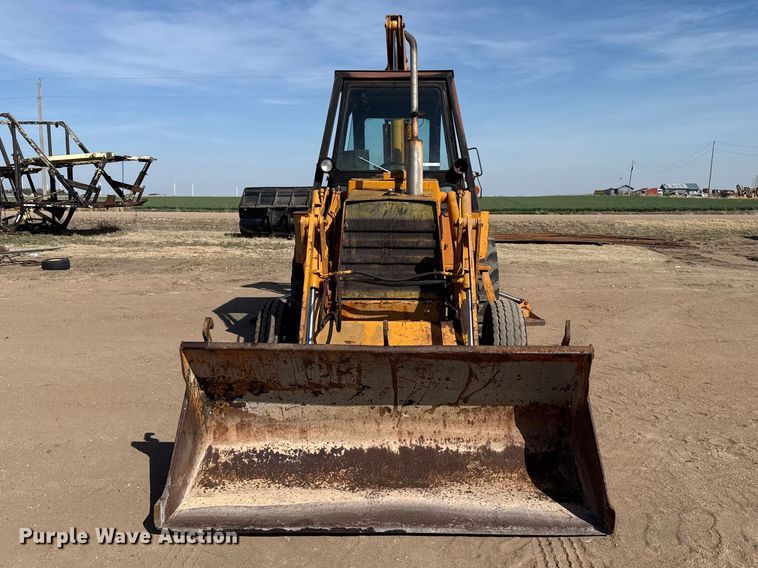 image for item DZ5261 Case backhoe