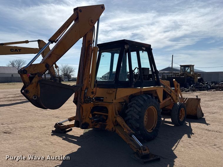 image for item DZ5261 Case backhoe