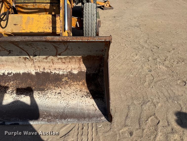 image for item DZ5261 Case backhoe