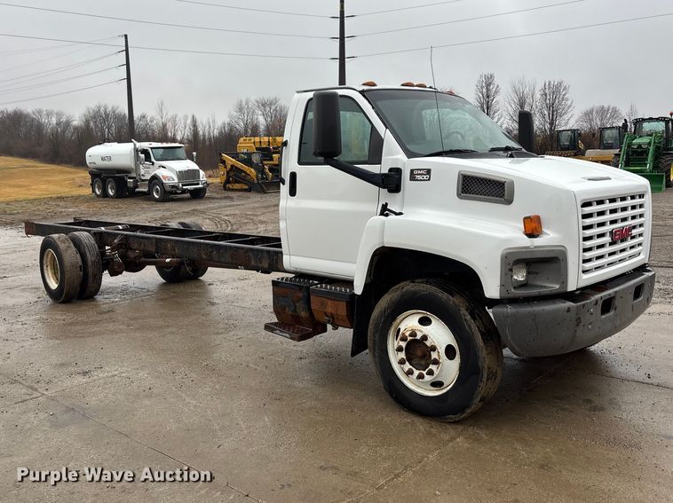 image for item EA4480 2005 GMC C7500 truck cab and chassis
