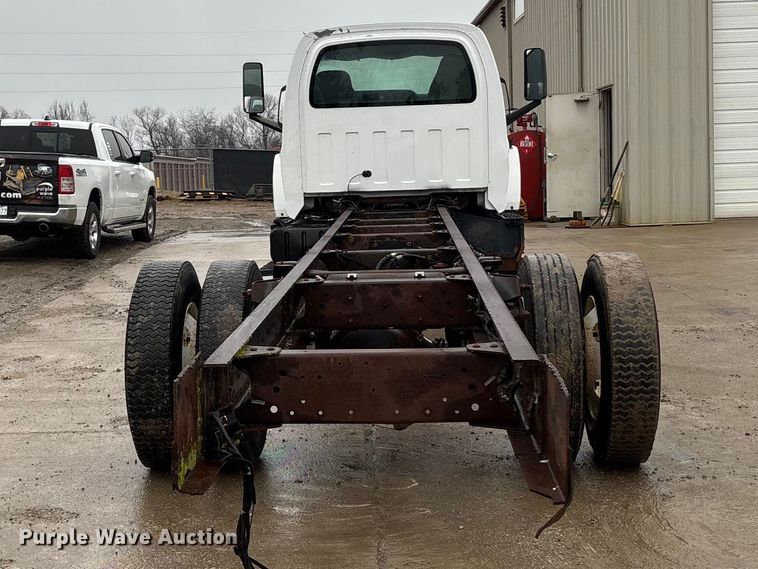 image for item EA4480 2005 GMC C7500 truck cab and chassis