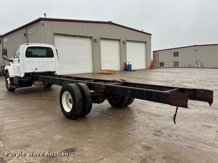 image for item EA4480 2005 GMC C7500 truck cab and chassis