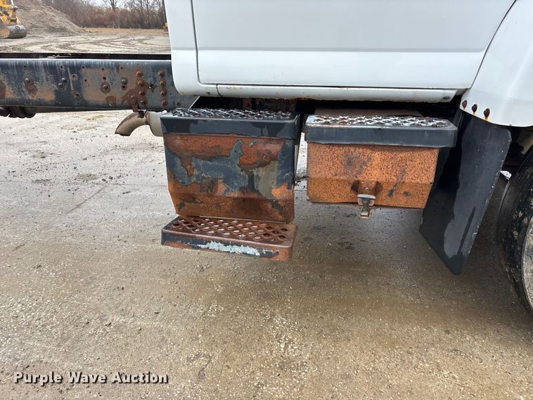 image for item EA4480 2005 GMC C7500 truck cab and chassis