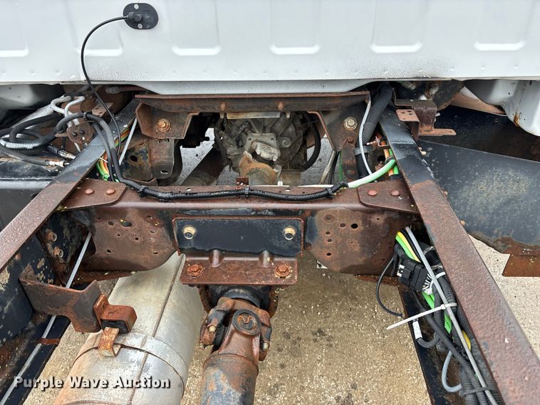 image for item EA4480 2005 GMC C7500 truck cab and chassis