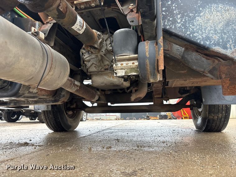 image for item EA4480 2005 GMC C7500 truck cab and chassis