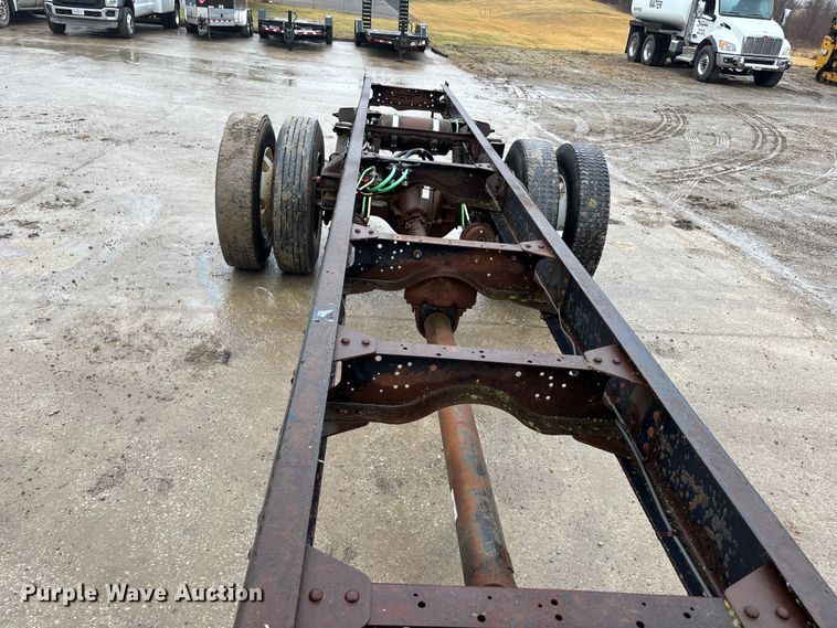 image for item EA4480 2005 GMC C7500 truck cab and chassis