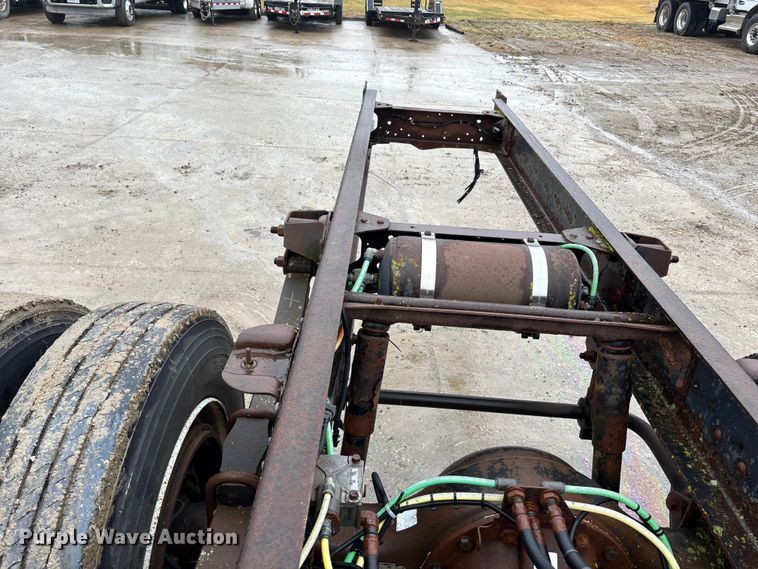 image for item EA4480 2005 GMC C7500 truck cab and chassis