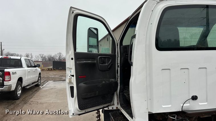 image for item EA4480 2005 GMC C7500 truck cab and chassis