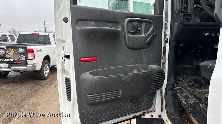 image for item EA4480 2005 GMC C7500 truck cab and chassis