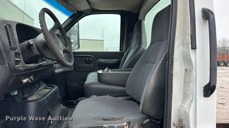 image for item EA4480 2005 GMC C7500 truck cab and chassis