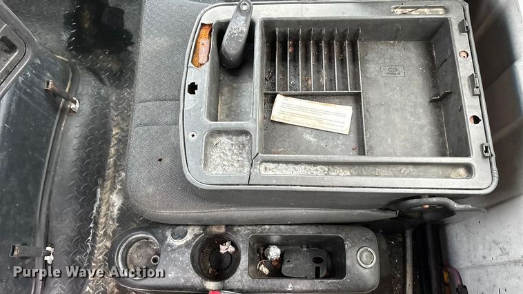 image for item EA4480 2005 GMC C7500 truck cab and chassis