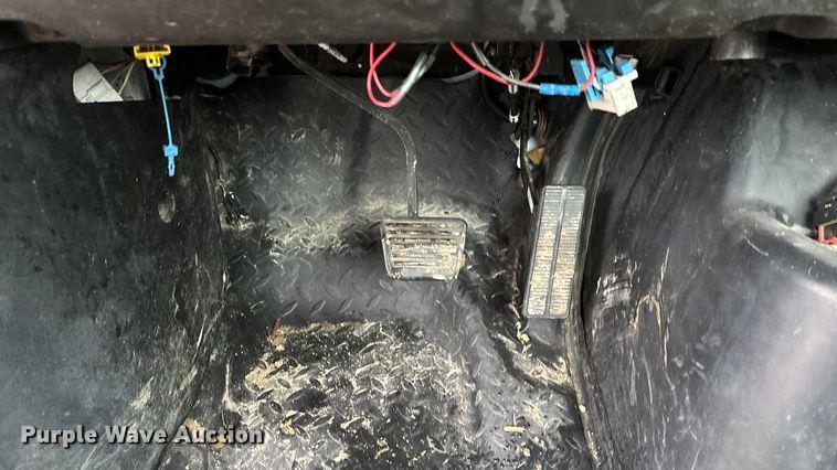 image for item EA4480 2005 GMC C7500 truck cab and chassis