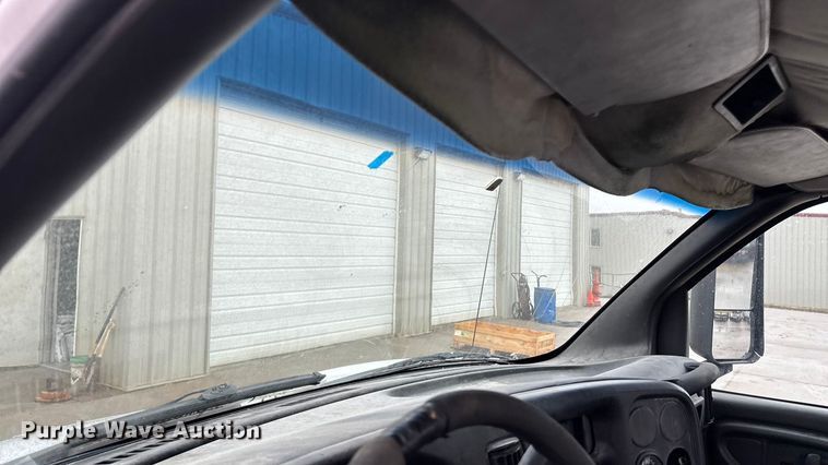 image for item EA4480 2005 GMC C7500 truck cab and chassis