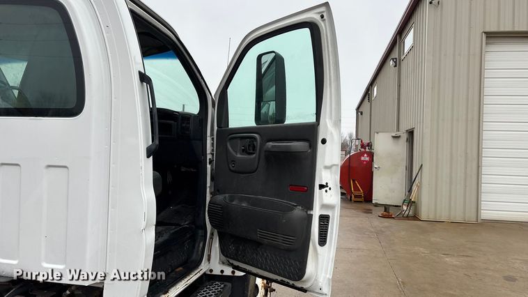 image for item EA4480 2005 GMC C7500 truck cab and chassis