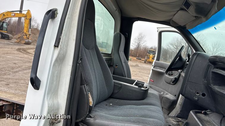 image for item EA4480 2005 GMC C7500 truck cab and chassis