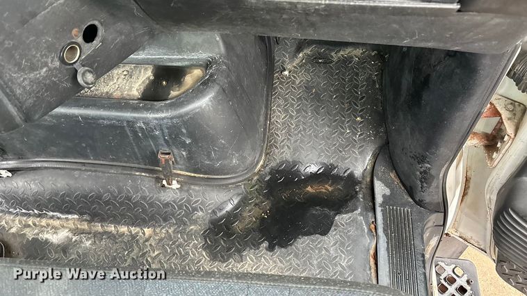 image for item EA4480 2005 GMC C7500 truck cab and chassis