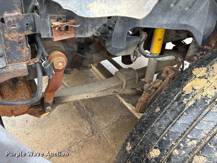 image for item EA4480 2005 GMC C7500 truck cab and chassis