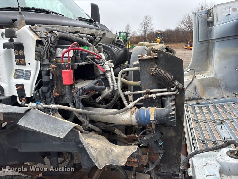 image for item EA4480 2005 GMC C7500 truck cab and chassis