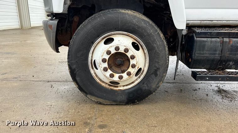 image for item EA4480 2005 GMC C7500 truck cab and chassis