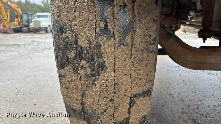 image for item EA4480 2005 GMC C7500 truck cab and chassis