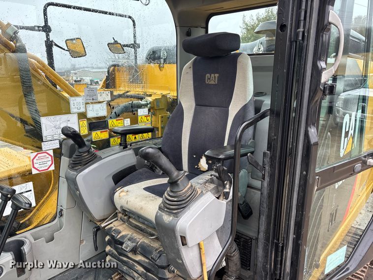 image for item EA4483 2017 Caterpillar 323FL excavator