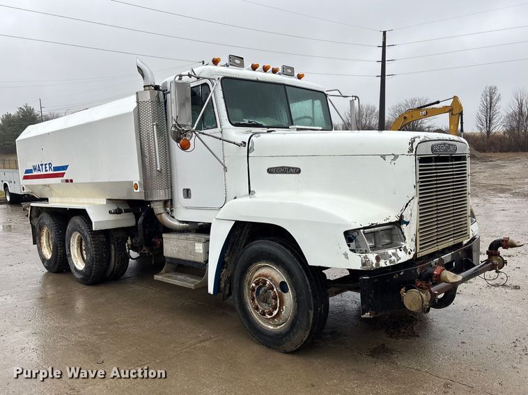 image for item EA4484 1989 Freightliner FLD120 water truck