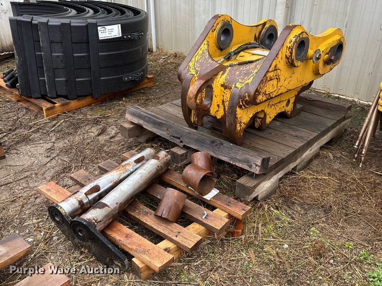 image for item EA4489 Caterpillar excavator quick attach