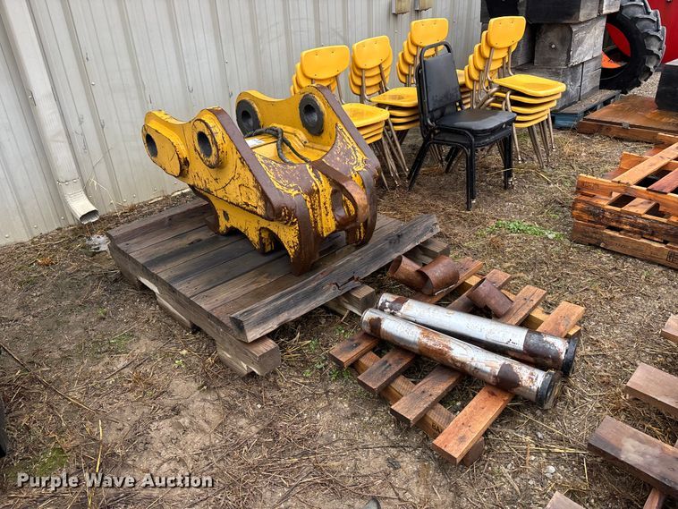 image for item EA4489 Caterpillar excavator quick attach