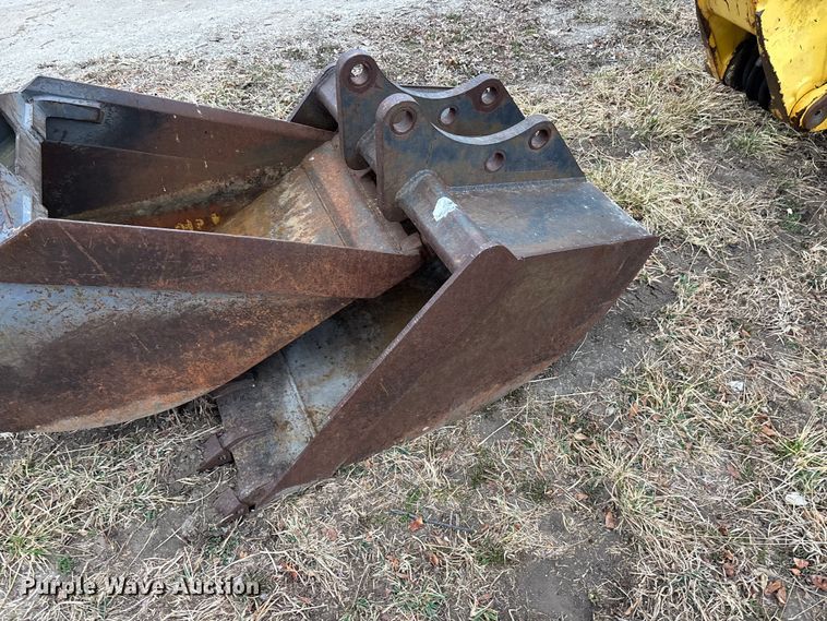 image for item EA4494 2000 New Holland 675E backhoe