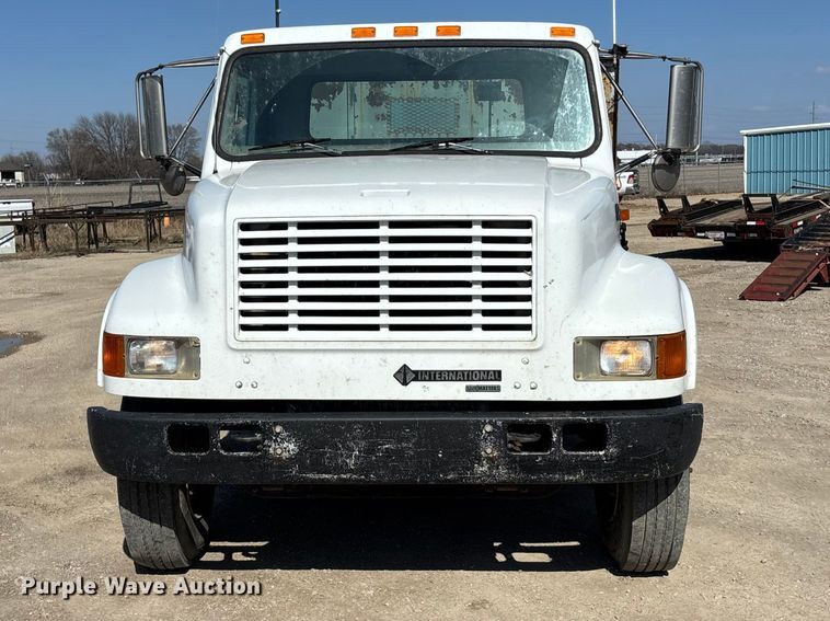 image for item EA4523 2001 International 4700 flatbed truck