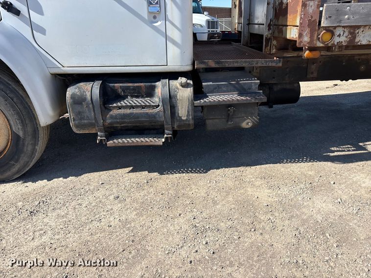 image for item EA4523 2001 International 4700 flatbed truck