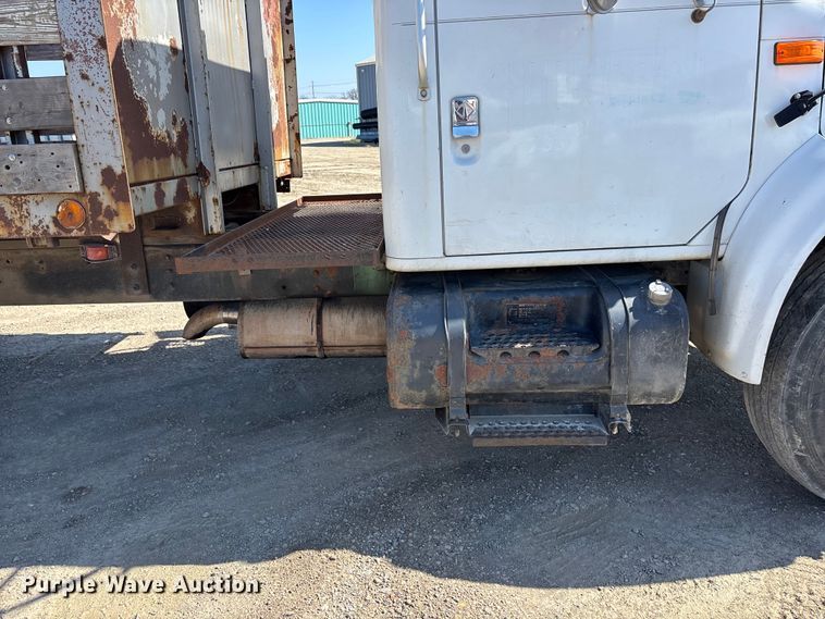 image for item EA4523 2001 International 4700 flatbed truck