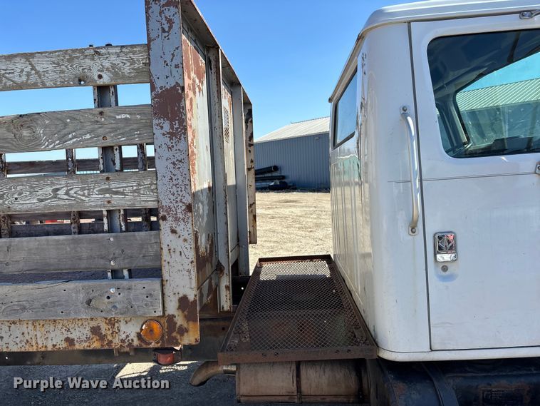 image for item EA4523 2001 International 4700 flatbed truck