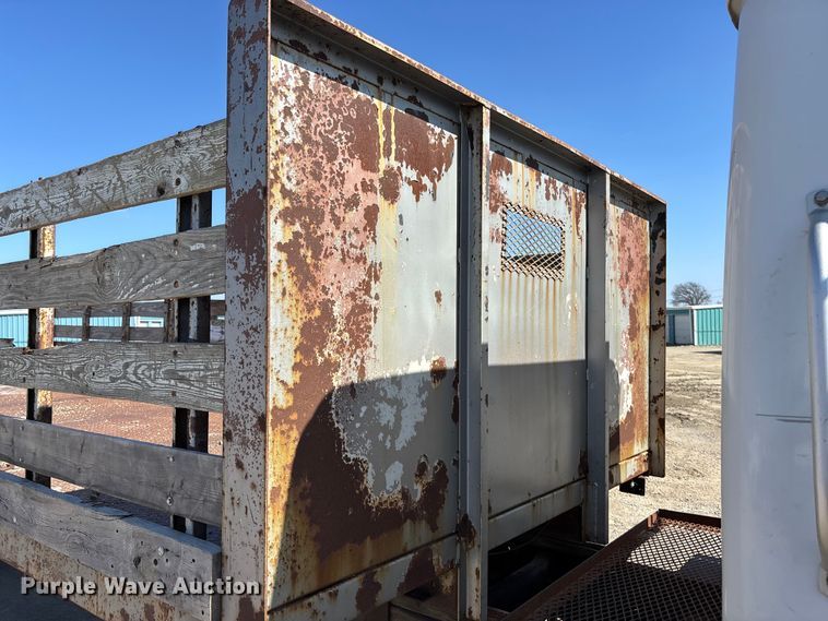 image for item EA4523 2001 International 4700 flatbed truck