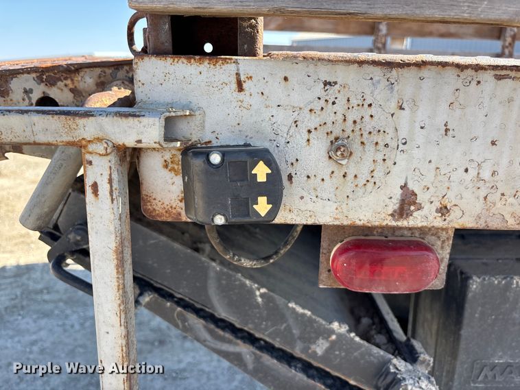 image for item EA4523 2001 International 4700 flatbed truck