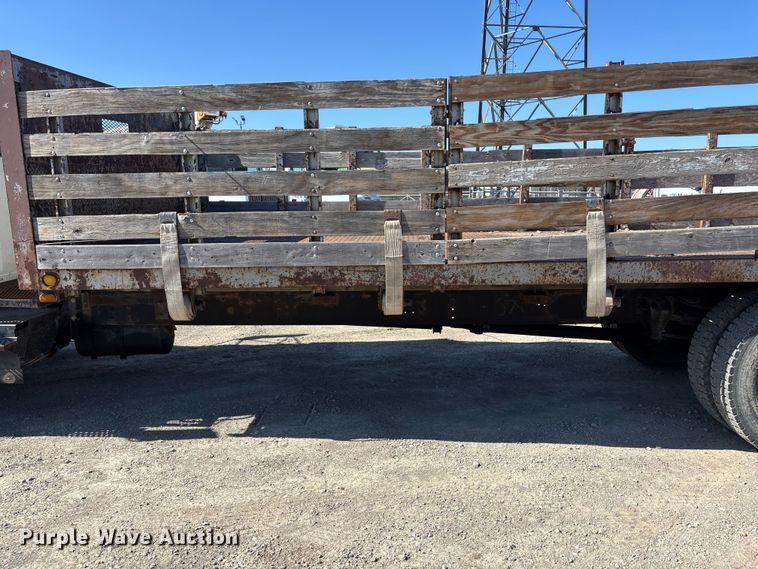 image for item EA4523 2001 International 4700 flatbed truck