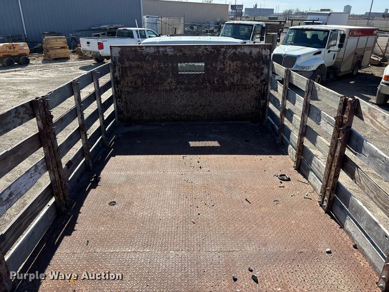 image for item EA4523 2001 International 4700 flatbed truck