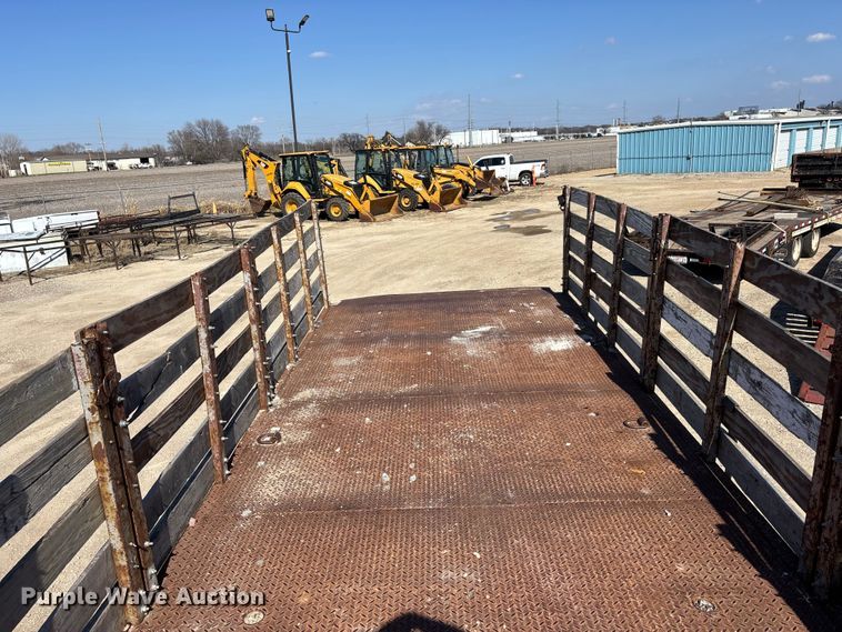 image for item EA4523 2001 International 4700 flatbed truck