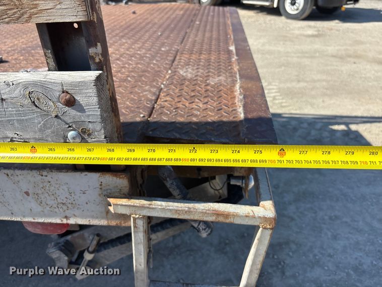 image for item EA4523 2001 International 4700 flatbed truck