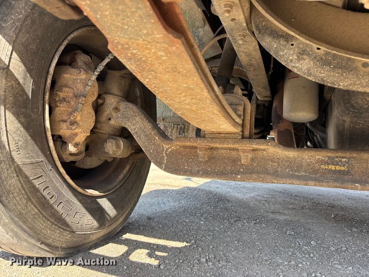 image for item EA4523 2001 International 4700 flatbed truck