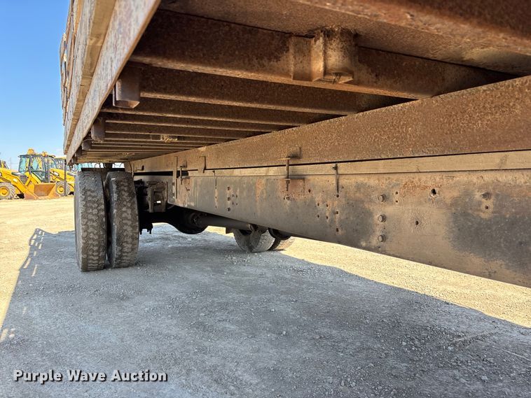 image for item EA4523 2001 International 4700 flatbed truck